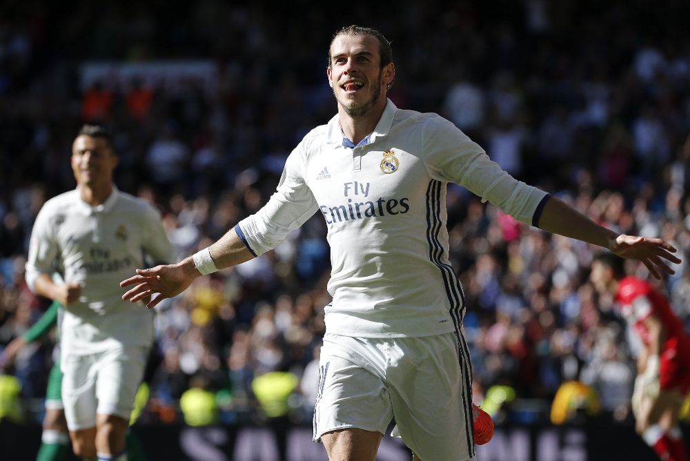 El jugador galés del Real Madrid Gareth Bale celebra su segundo gol ante el Leganés durante el partido de la úndecima jornada de Liga de Primera División que ambos equipos disputaron hoy en el estadio Santiago Bernabéu y que ha ido al descanso con victoria momentánea el Real Madrid por dos goles del galés .