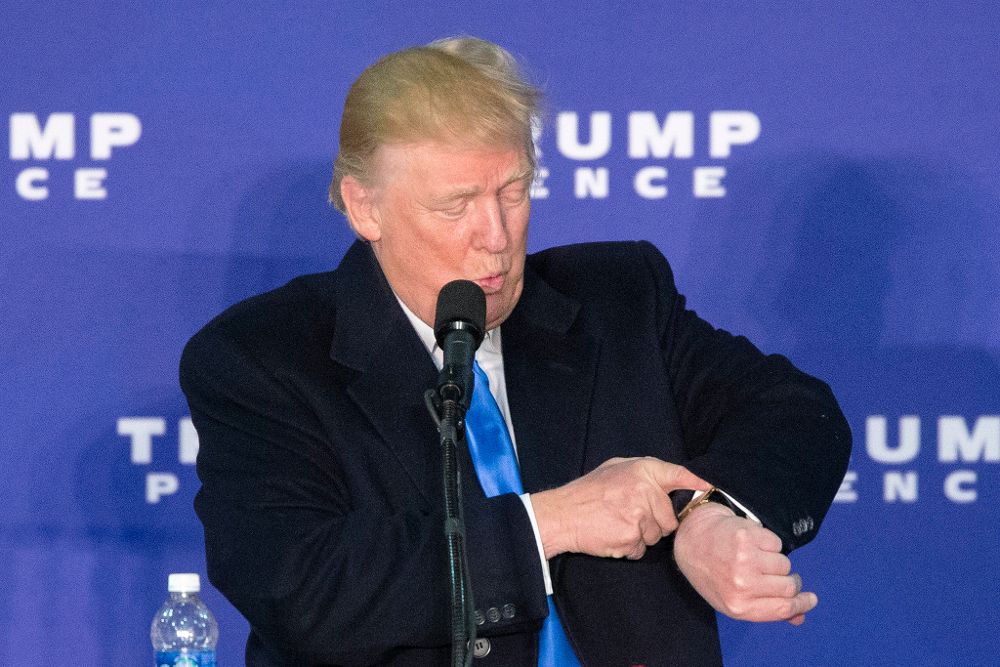 Donald Trump mira la hora durante el mitin en Leesburg, Virginia.