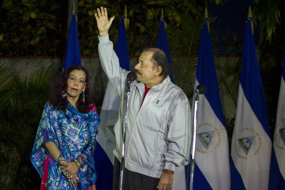 El presidente de Nicaragua, Daniel Ortega (d), y su esposa, Rosario Murillo, ayer, domingo.