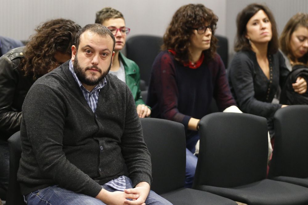 El concejal de Ahora Madrid Guillermo Zapata (i) durante el juicio que se sigue contra él hoy en la Audiencia Nacional.