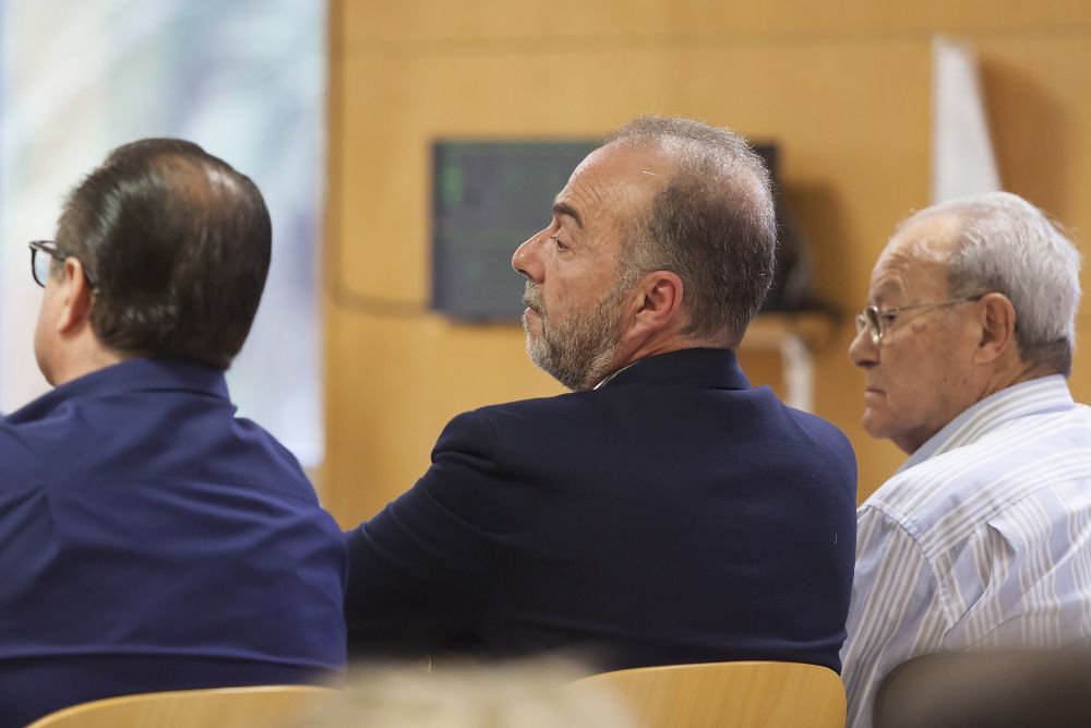 Miguel Zerolo (c), en una sesión anteriror del juicio. A su derecha, Ignacio González.