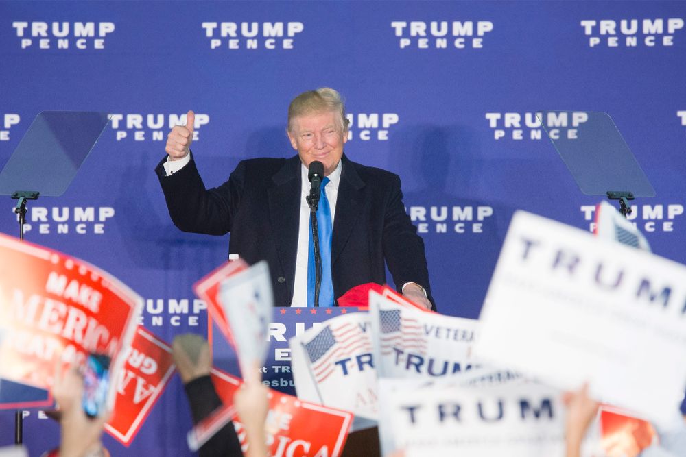 Donald Trump haciendo campaña en Leesburg, Virginia, anoche.