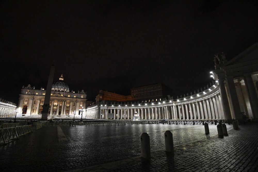 Vista de la nueva iluminación LED en la columnata de la Plaza de San Pedro en el Vaticano.