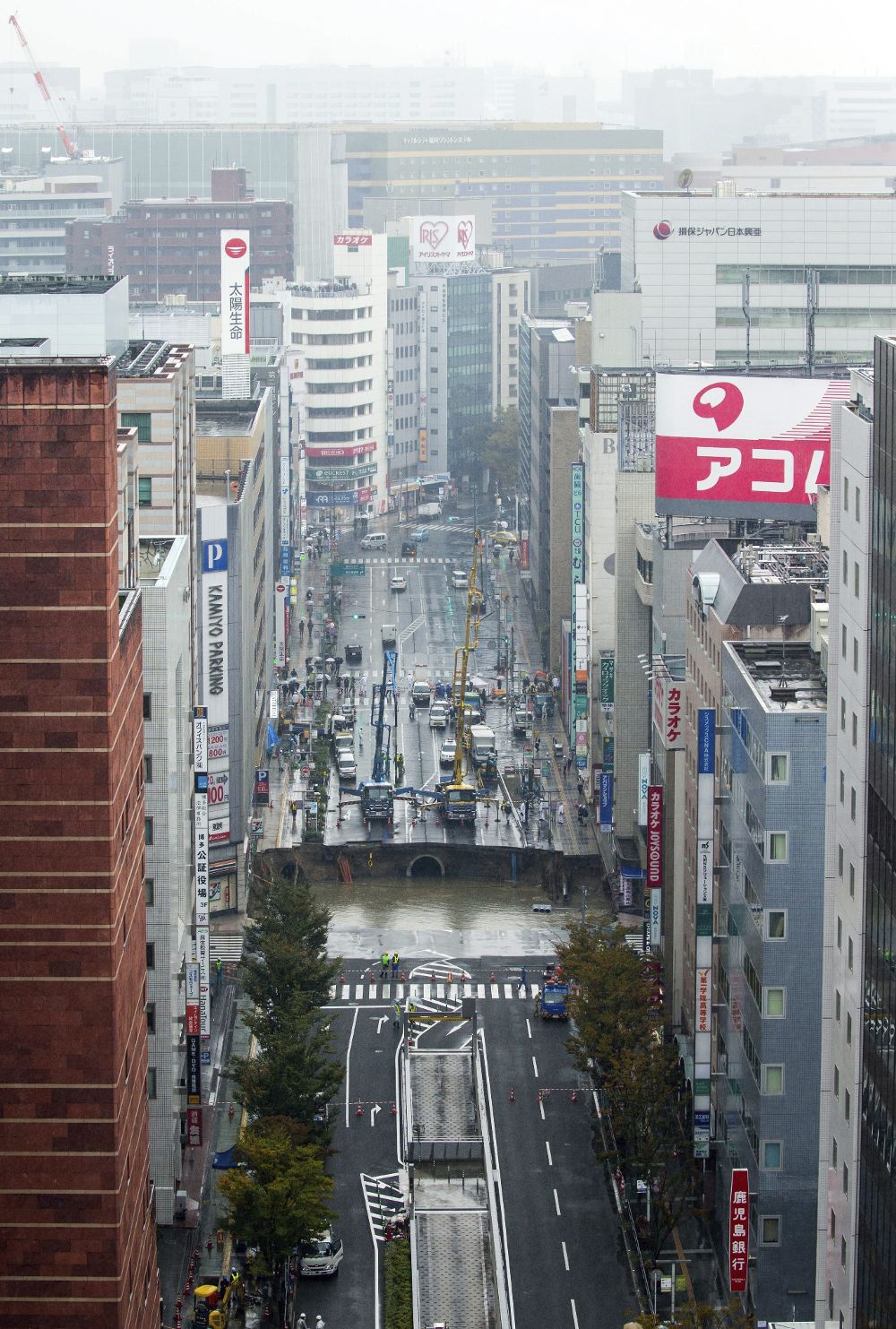 Un gran socavón corta una avenida en el centro de Fukuoka al suroeste de Japón hoy, 8 de noviembre de 2016. 