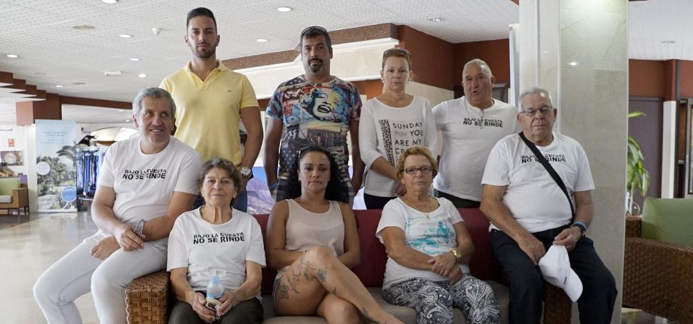Un grupo de vecinos de Bajo la Cuesta, la mayoría alojados en el hotel Punta del Rey.M. E.