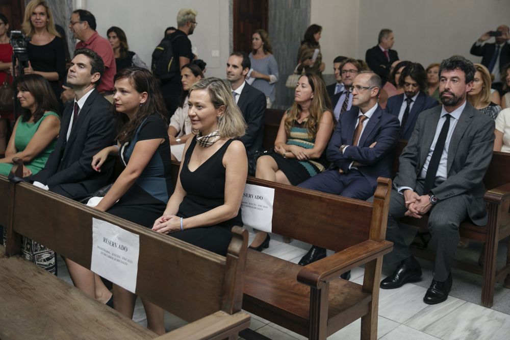 El magistrado Salvador Alba (3d, tercera fila) y la jueza Victoria Rosell (d, primera fila) asisten al acto oficial de apertura del año judicial en el archipiélago.