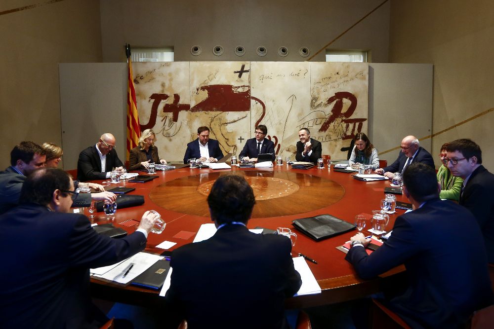 Reunión semanal del gobierno de Cataluña encabezada por el presidente de la Generalitat, Carles Puigdemont (c).