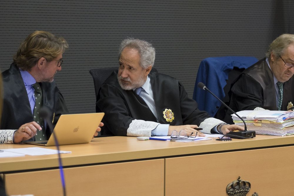 Salvador Alba (i), ayer, con los magistrados Emilio Moya (c) y Carlos Vielba, presidiendo el tribunal en el juicio contra Antonio O.B., "El Rubio".