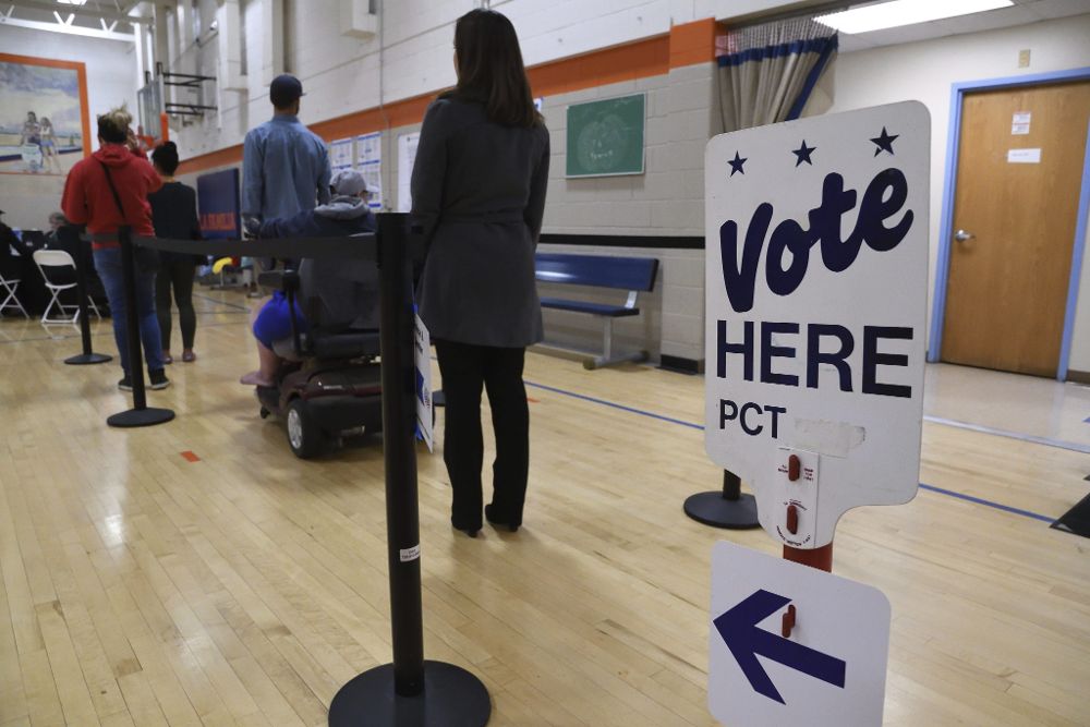 Votantes hacen cola en un colegio electoral instalado en el Centro de Recreo La Familia, en Denver, Colorado (EEUU).