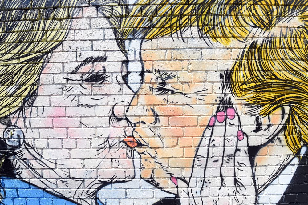 Vista del mural pintado por el artista australiano Lushsux hoy, miércoles 9 de noviembre de 2016, de los candidatos presidenciales estadounidenses, Hillary Clinton y Donald Trump, besándose, en una calle de Gwynne Street en Melbourne, Australia.