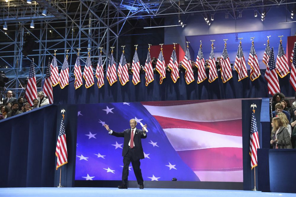 El jefe de campaña de Hillary Clinton, John Podesta, pide a todo el mundo que vuelva a casa mientras continua el recuento de votos en la fiesta electoral organizada por la candidatura demócrata en el Centro de Convenciones Jacob K. Javits de Nueva York (Estados Unidos) el 8 de noviembre de 2016.