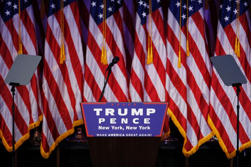 Vista del podio de la fiesta electoral organizada por la campaña del candidato republicano Donald Trump en el New York Hilton Midtown de Nueva York (Estados Unidos).