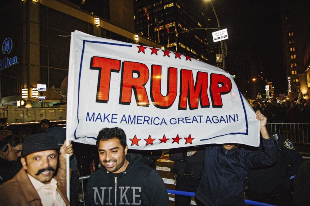 Simpatizantes del candidato republicano Donald Trump congregados a las puertas del New York Hilton Midtown de Nueva York (Estados Unidos).