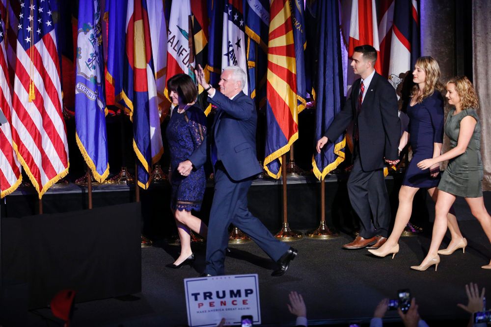 El candidato republicano a la Vicepresidencia Mike Pence (c) y su familia se presentan ante los simpatizantes durante la fiesta electoral organizada por la campaña del candidato republicano Donald Trump en el New York Hilton Midtown de Nueva York (Estados Unidos) en la noche del 8 de noviembre de 2016 mientras continúa el recuento de votos.
