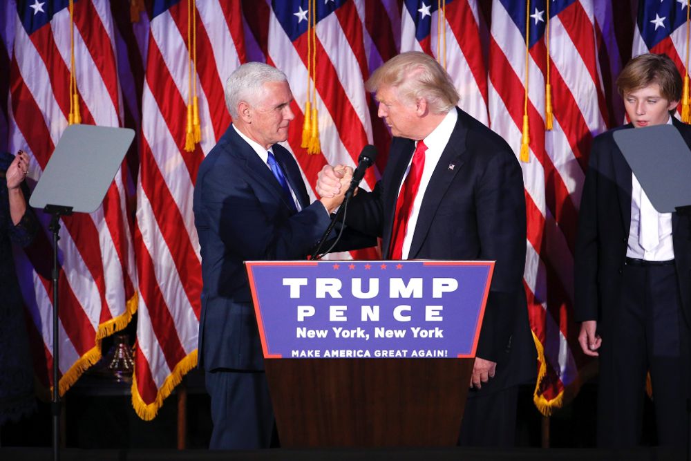 El candidato republicano a la Presidencia, Donald Trump (dcha), estrecha la mano a su número 2 Mike Pence mientras se presenta ante sus simpatizantes durante la fiesta electoral organizada en el New York Hilton Midtown de Nueva York (Estados Unidos).