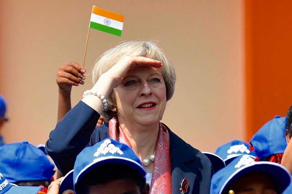 La primera ministra británica, Theresa May (c), visita la escuela de primaria Stone Hill Government Higher en Bangalore, la India.