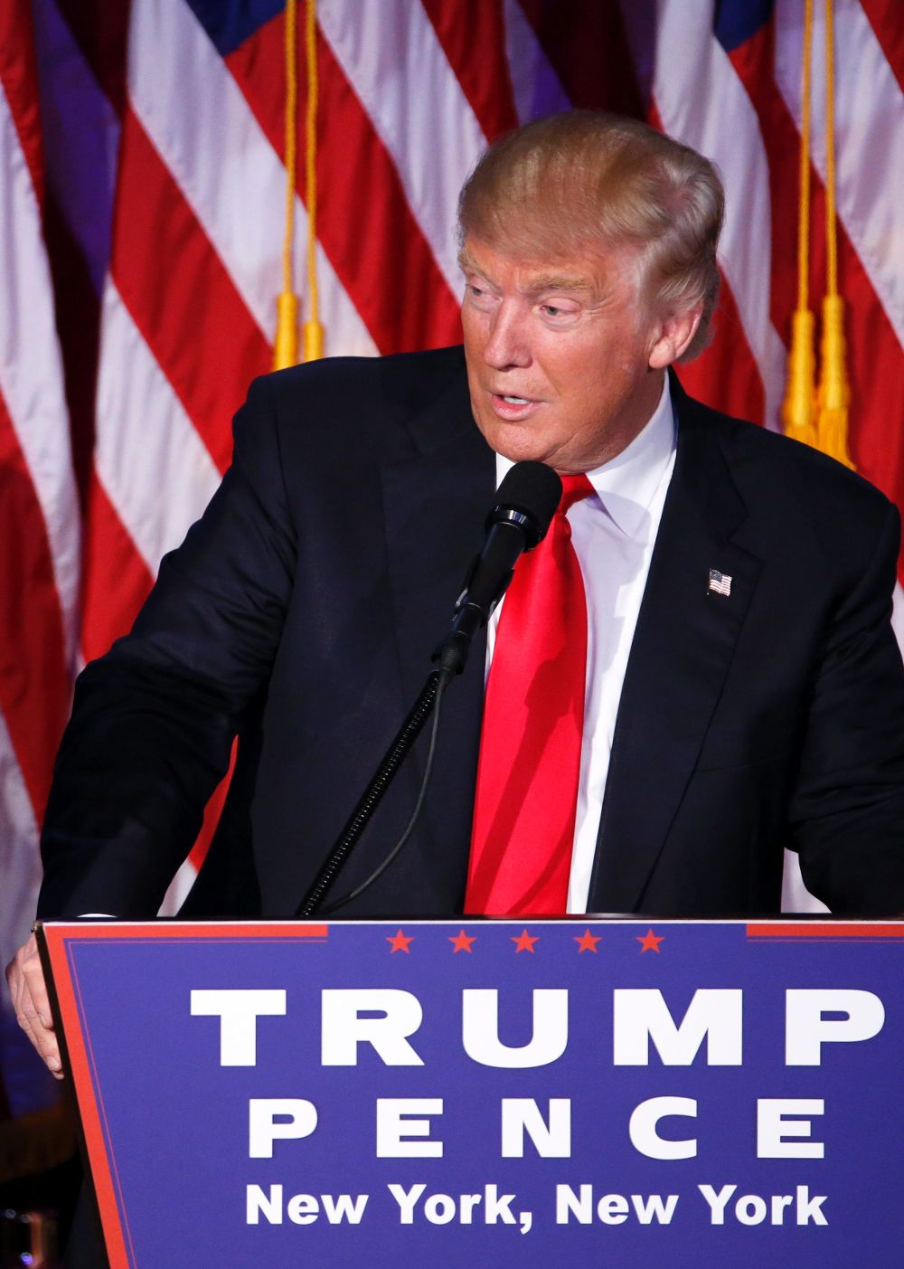 El candidato republicano a la Presidencia, Donald Trump (c), pronuncia un discurso ante sus simpatizantes durante la fiesta electoral organizada en el New York Hilton Midtown de Nueva York (Estados Unidos).