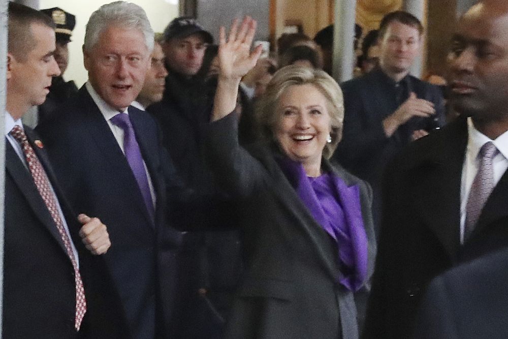 Hillary Clinton sale acompañada por su marido, tras su primera aparición pública tras los comicios ante miembros de su campaña y simpatizantes en un hotel de Nueva York.