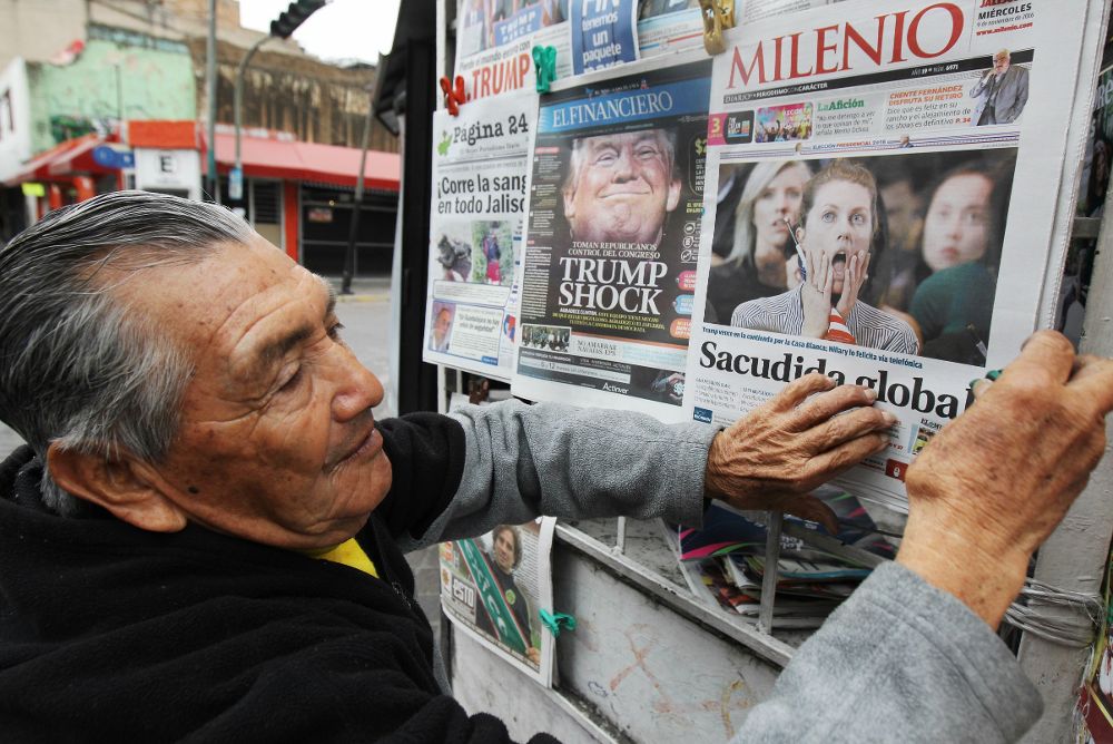 Ciudadanos mexicanos observan los periódicos que informan sobre la victoria de Donald Trump como presidente de los Estados Unidos.