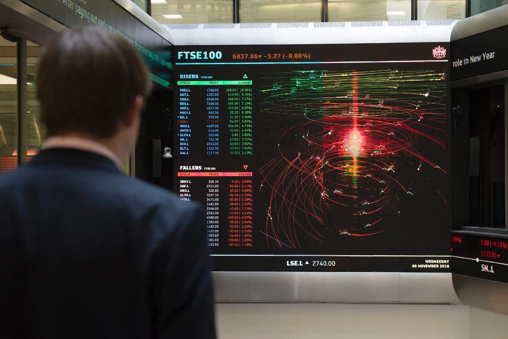 Un hombre observa la pantalla de la Bolsa de Valores de Londres, Reino Unido hoy 9 de noviembre.