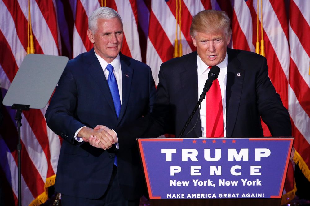 El candidato republicano a la Presidencia, Donald Trump (dcha), y su vicepresidente Mike Pence (izq), se presentan ante los simpatizantes.