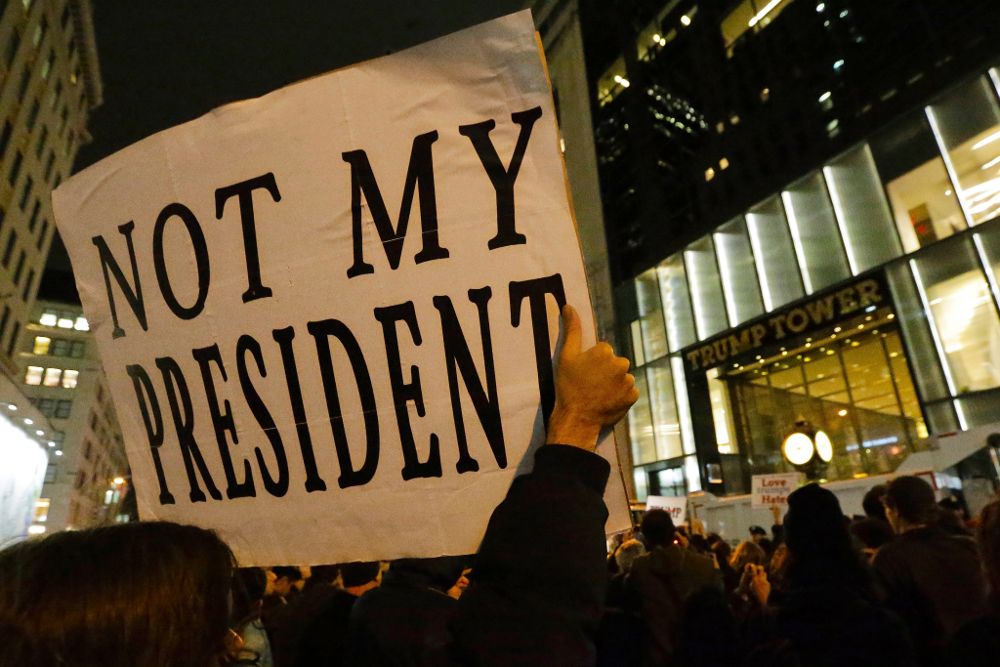 Ciudadanos protestan frente a la Torre Trump, contra el resultado electoral que anunció a Donald Trump, el candidato republicano, como presidente de Estados Unidos hoy, miércoles 9 de noviembre de 2016, en Nueva York (Estados Unidos).