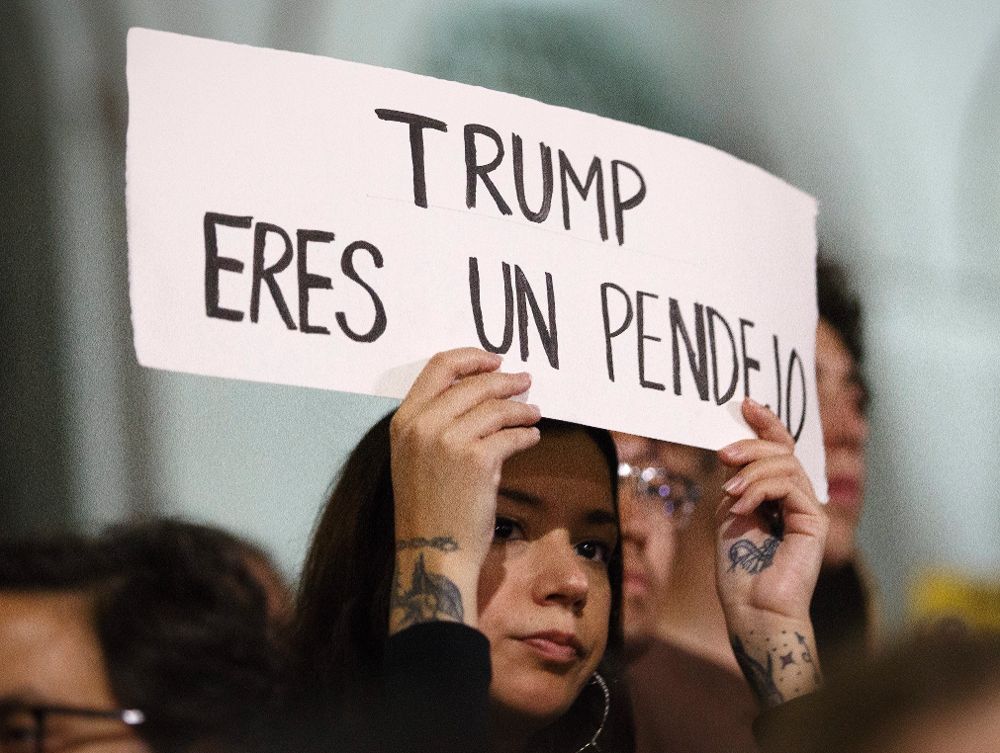 Manifestación contra la elección de Donald Trump como presidente del país a las puertas del Ayuntamiento de Los Ángeles, California (Estados Unidos).