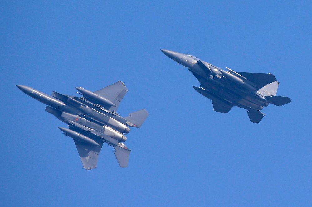 Un avión de combate F-15K de la Fuerza Aérea surcoreana sobrevuela la base aérea de Osan en Pyeongtaek, al sur de Seúl (Corea del Sur) hoy, 8 de noviembre de 2016, durante la celebración de la maniobras "Shield Invincible", unos ejercicios conjuntos en los que participan las fuerzas aéreas de Corea del Sur, Estados Unidos y Reiono Unido del 4 al 10 de noviembre.