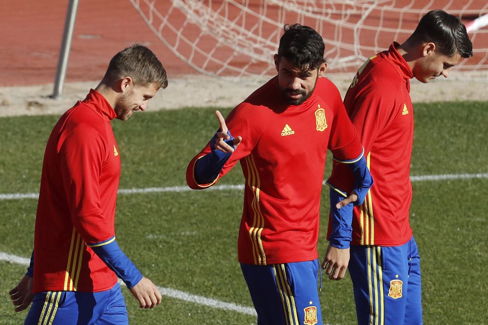 Los jugadores de la selección española de fútbol Nacho Monreal (i), Diego Costa (c) y Álvaro Morata, durante el entrenamiento que la plantilla ha realizado hoy en la Ciudad del Fútbol.