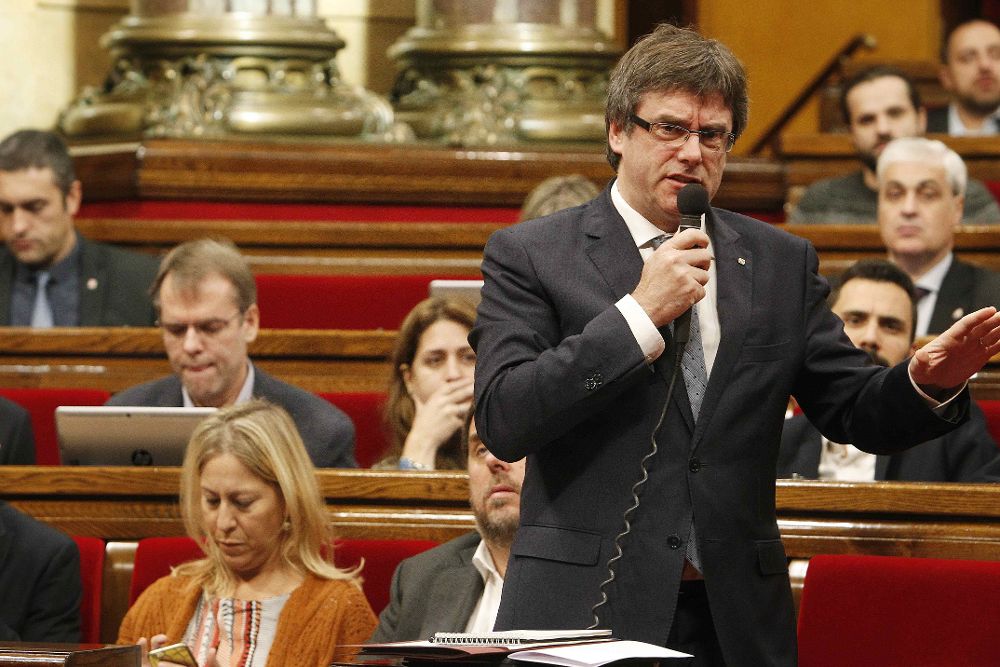 El presidente de la Generalitat, Carles Puigdemont, se dirige a los diputados en el Parlament.