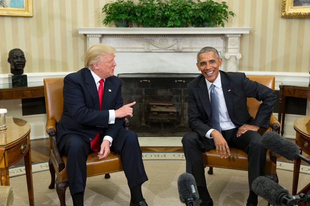 Barack Obama, junto al presidente electo, Donald Trump, al final de su encuentro en el despacho oval en la Casa Blanca.