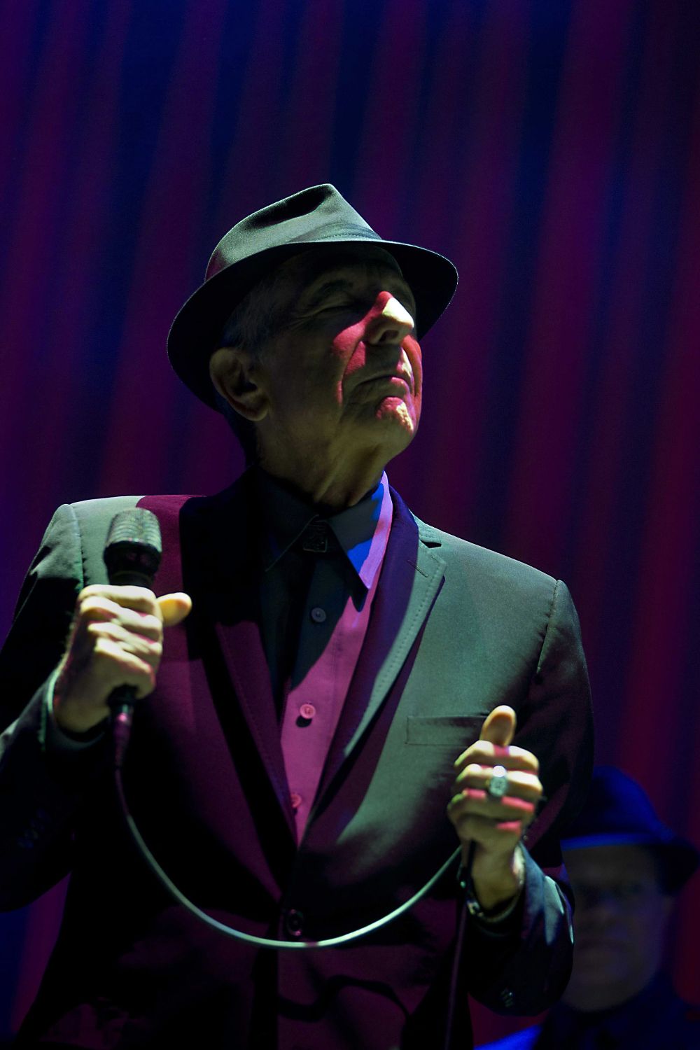 Fotografía de septiembre de 2013 del cantante y compositor canadiense Leonard Cohen durante una presentación en el Ahoy Arena, en Rotterdam (Holanda). 