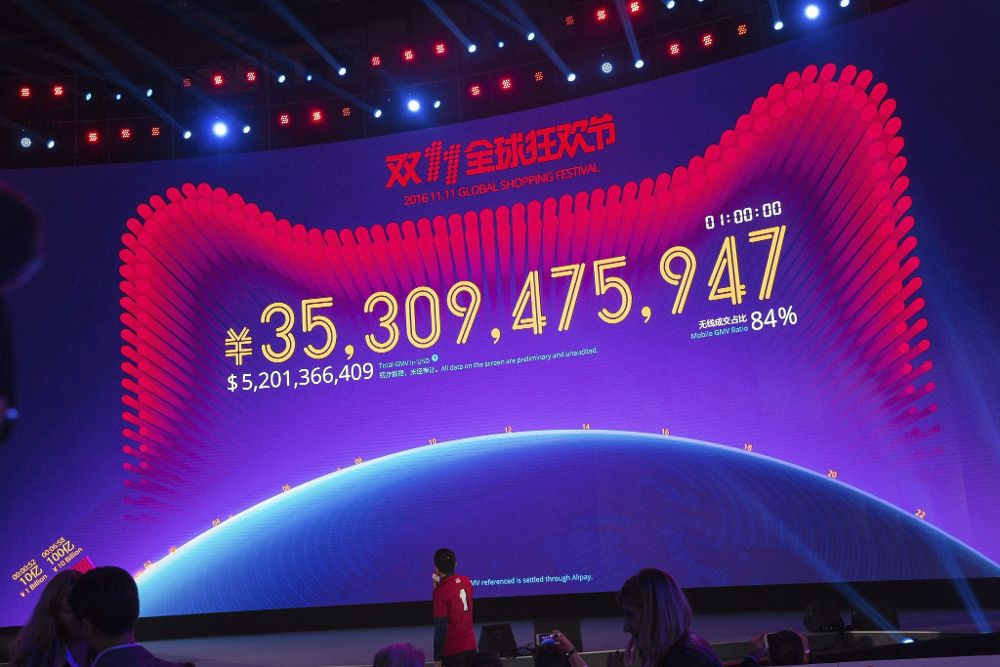 La pantala muestra la cantidad del yuan chino frente a la del dólar estadounidense durante las transacciones en línea una hora después del lanzamiento del festival global de comercio Alibaba 11.11 en Shenzhen (China).
