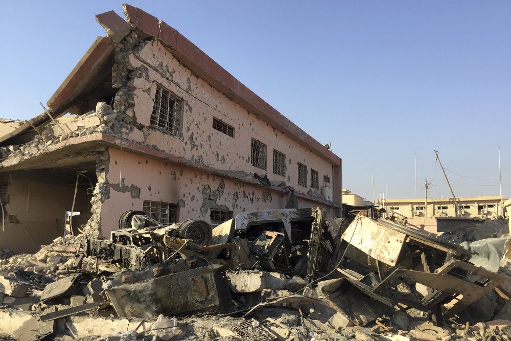 Un edificio derruido y coches destrozados en la localidad de Al Hamdaniya, al este de Mosul, una de las ciudades liberadas el pasado 23 de octubre, donde las autoridades estudian cómo restablecer la completa seguridad en las calles. 