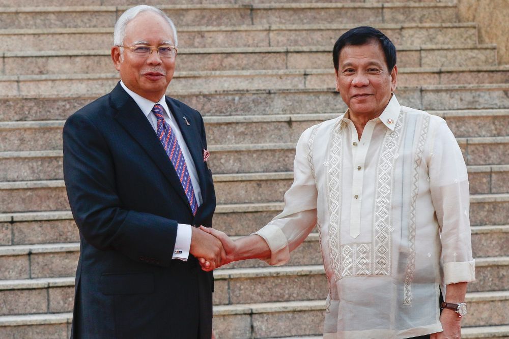 El primer ministro malasio, Najib Razak (izq), recibe al presidente filipino, Rodrigo Duterte.
