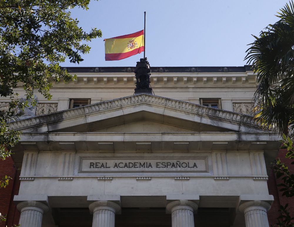 La bandera española ondea a media asta hoy en la sede de la Real Academia de la Lengua en Madrid.