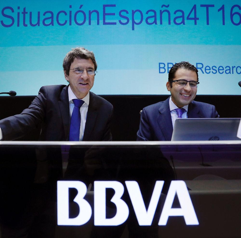 El economista jefe del BBVA, Jorge Sicilia (i), junto al economista jefe para España, Miguel Cardoso.