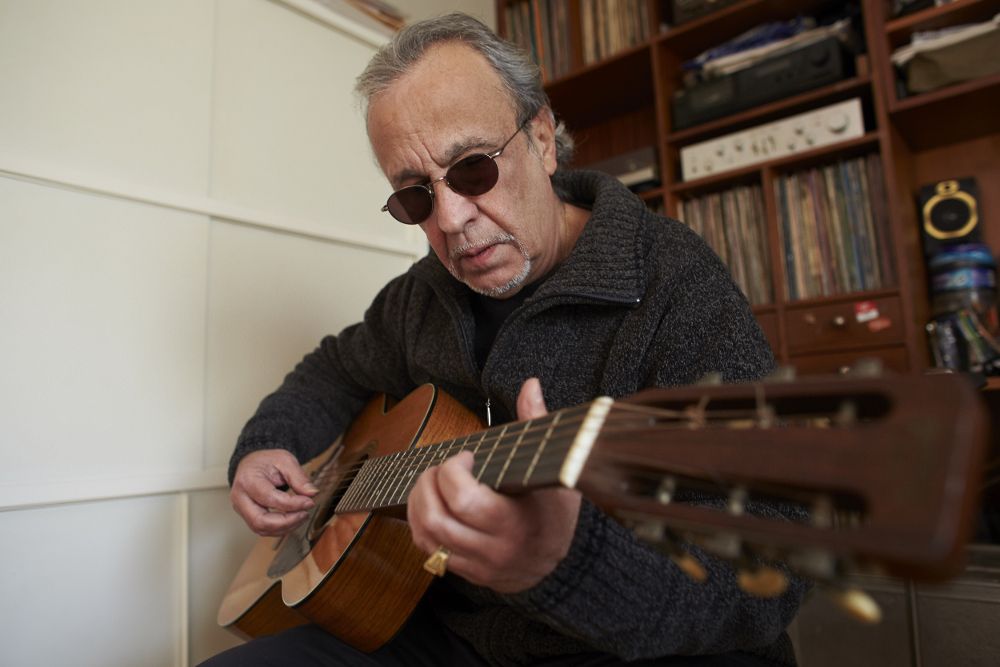 El guitarrista Javier Mas, que acompañó en los escenarios a Leonard Cohen, posa en su casa de Barcelona durante la entrevista.