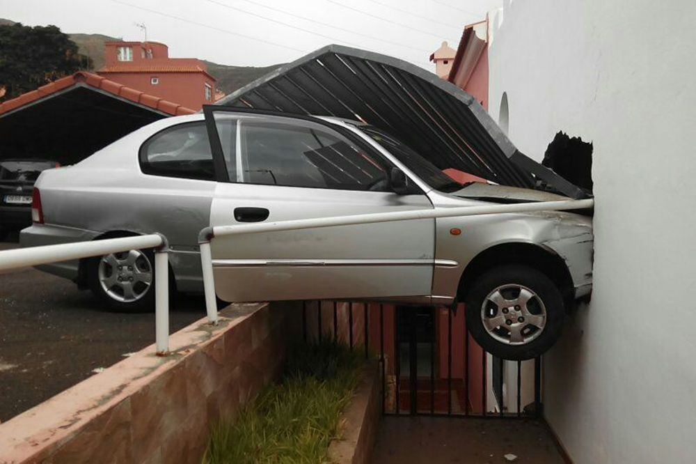 El vehículo, empotrado en una pared de la vivienda.