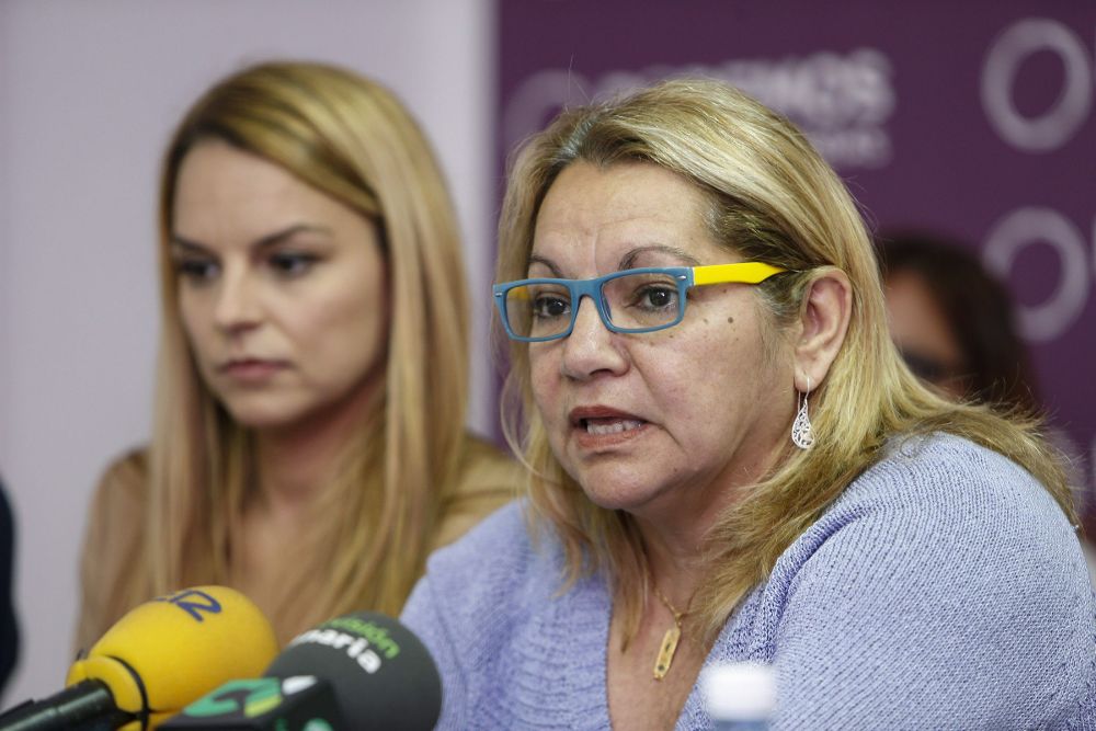 La secretaria general de Podemos en Canarias, Meri Pita (d).