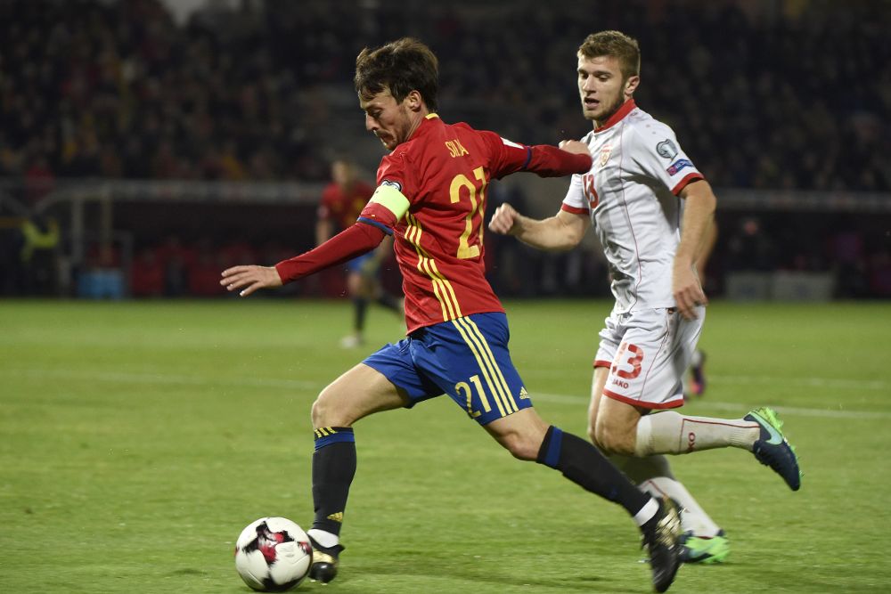 El jugador de la seleccion española Silva (i) juega un balón ante Ristovski, de Macedonia.