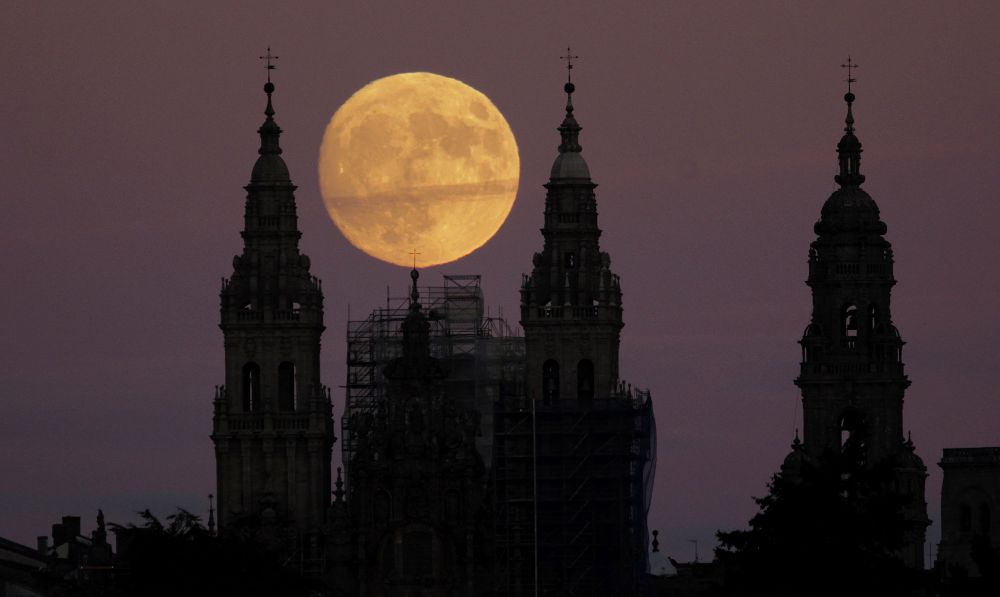 Salida de la luna .la noche e este domingo junto a las torres de la catedral de Santiago. 