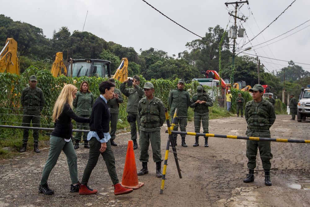 La esposa del opositor venezolano encarcelado Leopoldo López, Lilian Tintori(2-i), y la madre de López, Antonieta Mendoza (4-i), llegan a la cárcel Ramo Verde.