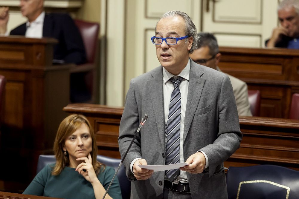 El consejero de Sanidad del Gobierno de Canarias, Jesús Morera, durante una intervención en el pleno del Parlamento de Canarias.