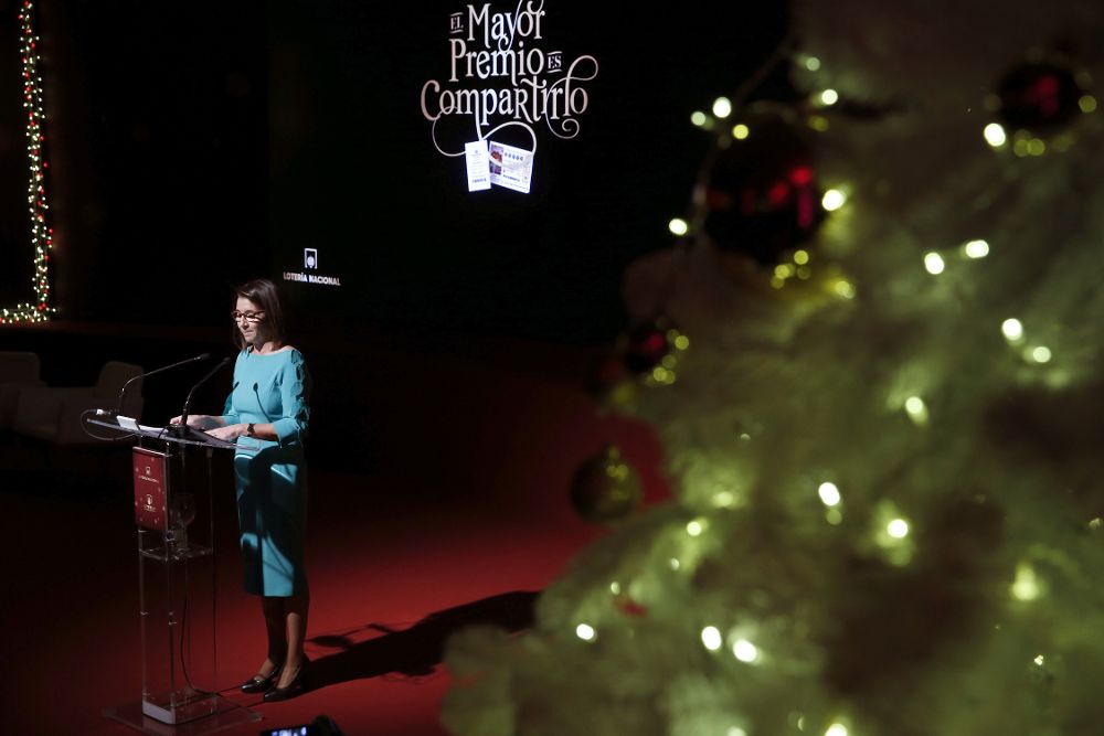 La presidenta de la Sociedad Estatal de Loterías y Apuestas del Estado, Inmaculada García Martínez, durante la presentación del Sorteo Extraordinario de Navidad 2016, hoy en Madrid.