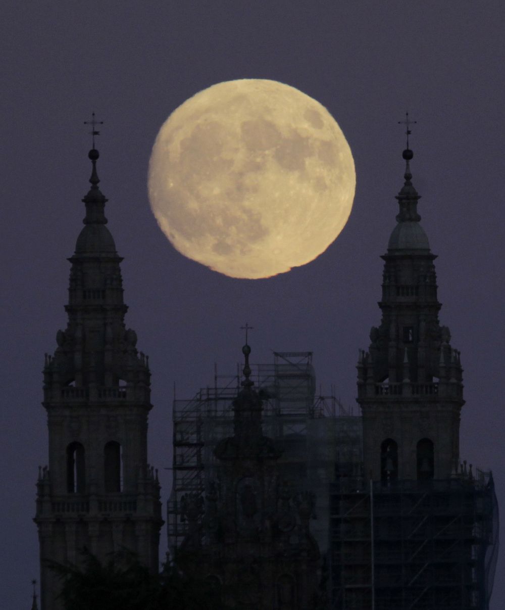 Salida de la luna junto a las torres de la catedral de Santiago, ayer.