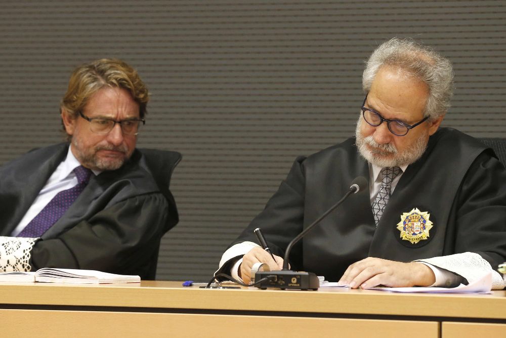 Los magistrados Emilio Moya (d) y Salvador Alba, durante el juicio que se siguió la semana pasada en la Audiencia de Las Palmas contra Antonio O.B., "El Rubio".