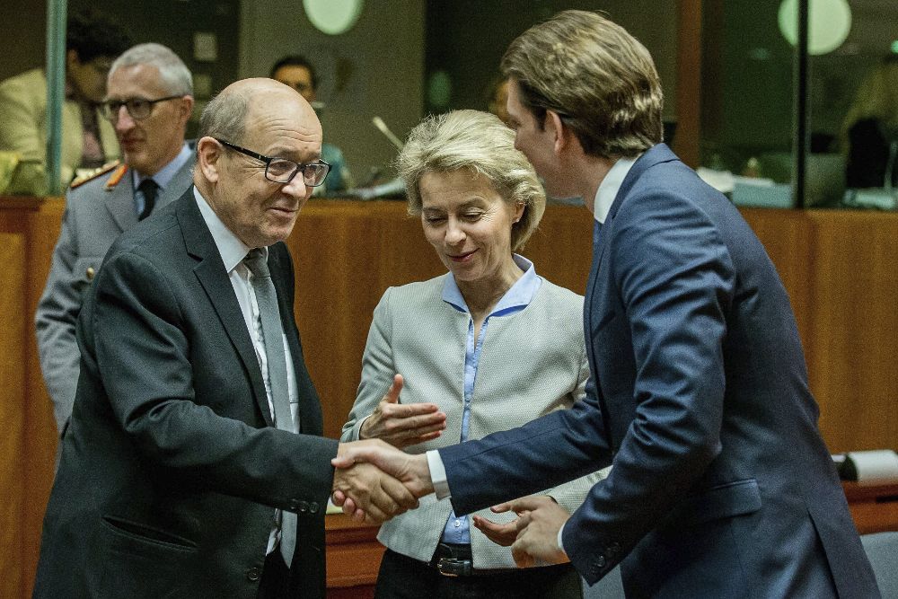 El ministro galo de Defensa, Jean-Yves Le Drian (i), en presencia de su homóloga alemana, Ursula von der Leyen, saluda al ministro austríaco de Exteriores, Sebastian Kurz.