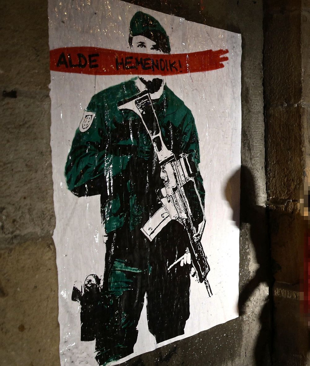 Cartel colocado en la locadidad de Alsasua con la frase "Alde Hemendik-Fuera de aquí" tras la detención de varios jóvenes en varias localidades por la agresión a dos agentes de la Guardia Civil el pasado 15 de octubre. 
