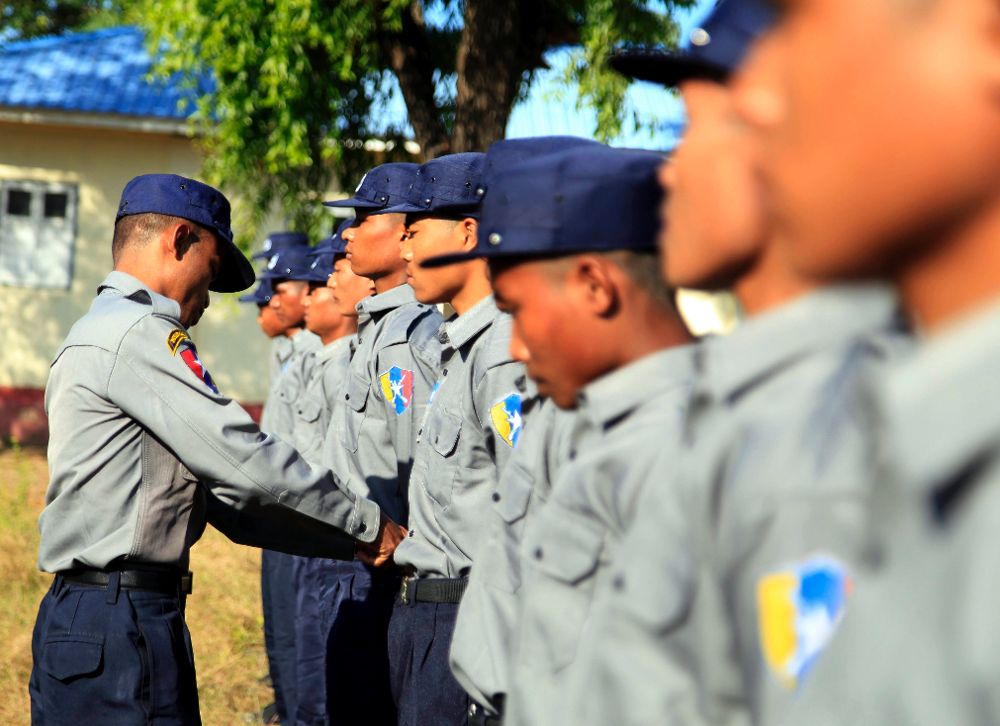 Un oficial inspecciona varios nuevos reclutas de la Policía durante una sesión de entrenamiento en Sittwe, estado Rakhine, oeste de Birmania, hoy, 15 de noviembre de 2016. 